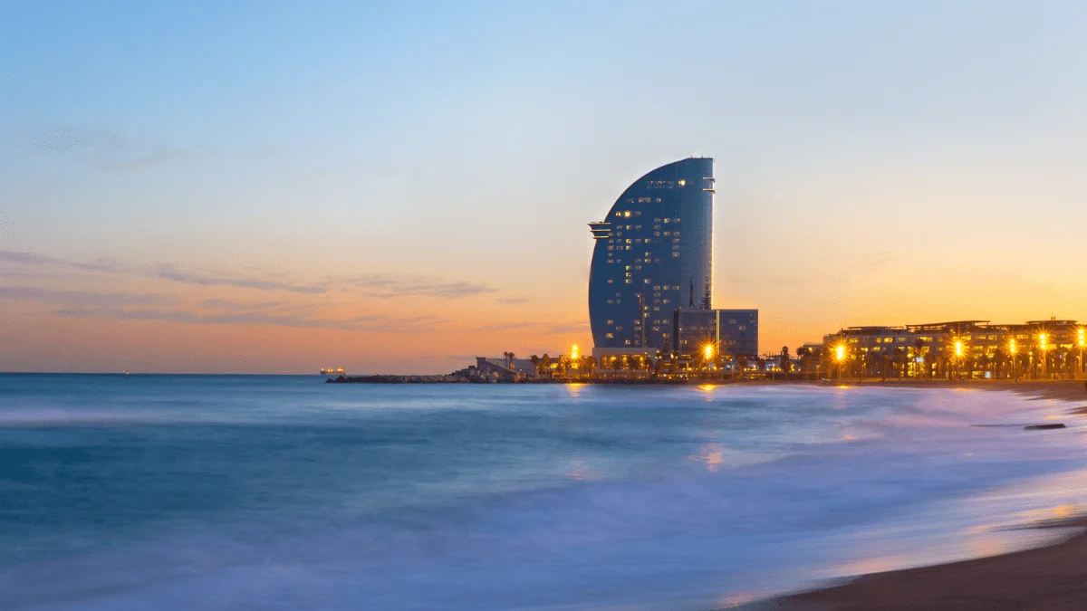 Vista desde la playa de Barcelona España en el tour europa con ferry 2024
