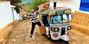 Hombre montando en un tuc tuc en Barichara Santander Colombia