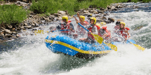 Grupo de 5 jovenes haciendo rafting por el Rio Fonce en Santander