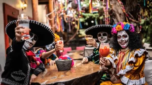 Gripo de amigos brindando y celebrando en día de muertos de méxico