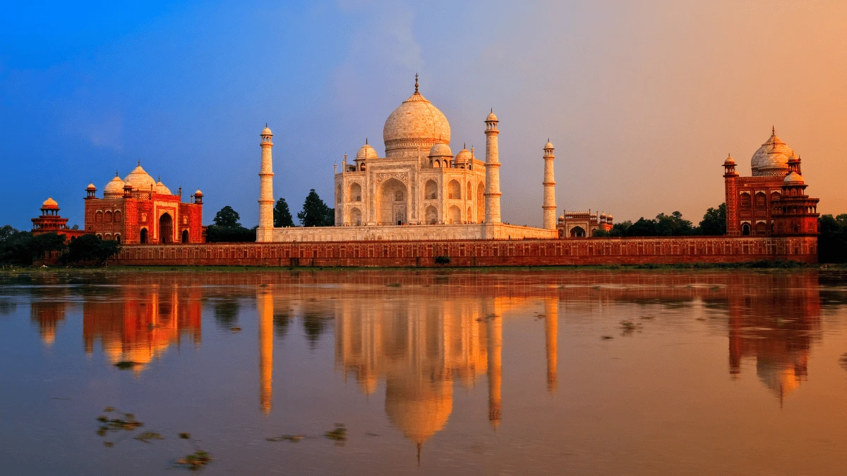 Vista del Taj Mahal reflejado en el río Yamuna al atardecer.